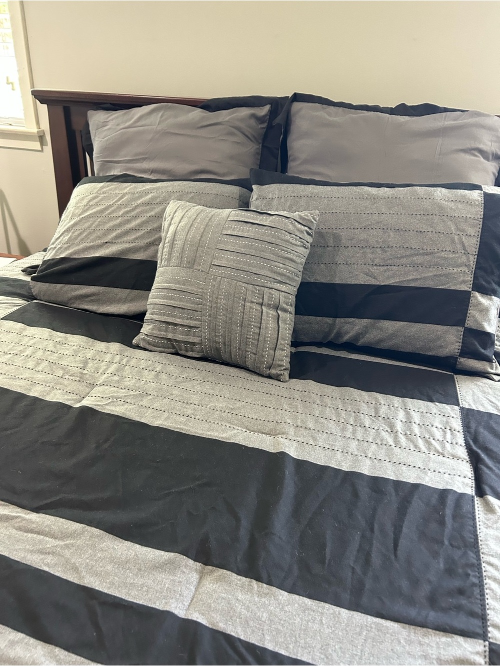 Queen Comforter Set – Black & Gray Bedding Set with Pillow Shams & Throw Pillow